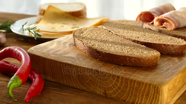 Sandviç Sosis Peynir Ile Siyah Ekmek Pastırma Baharatlar Ile Plaka — Stok video