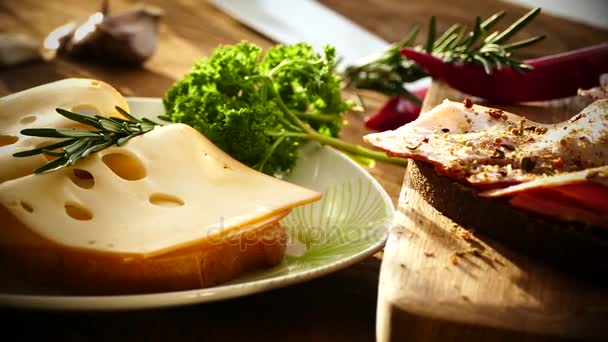 Boterham Met Spek Kaas Zwart Brood Met Spekjes Kruiden Kaas — Stockvideo