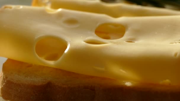 Τυρί Δενδρολίβανο Ένα Πιάτο Τυρί Τρύπες Στο Ξύλο Κοπής Τυρί — Αρχείο Βίντεο