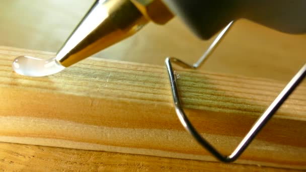 Le pistolet colle la surface. La colle chaude est collée aux produits en bois et en plastique .