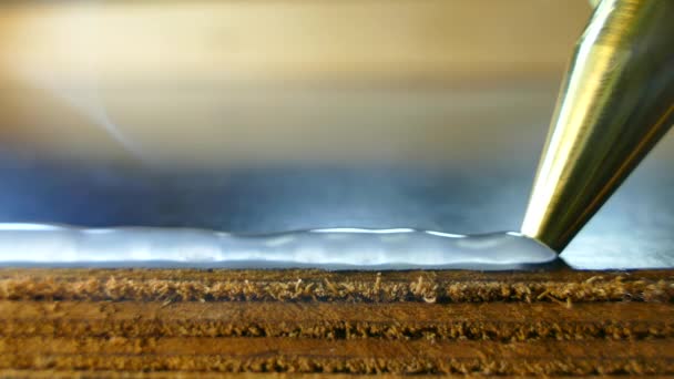 Le pistolet colle la surface. La colle chaude est collée aux produits en bois et en plastique .