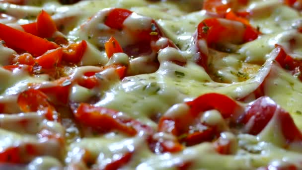 Un plat de poivron rouge et de fromage est préparé dans une poêle. La pizza est saupoudrée de fromage dans une poêle . — Video