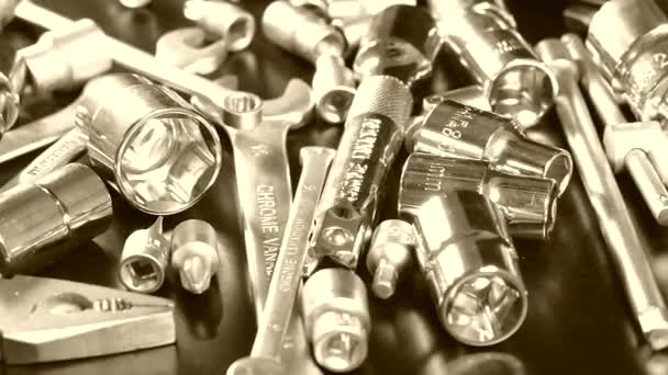 Het gereedschap is gemaakt van staal op de tafel in het atelier. De meester wordt het instrument met de hand geselecteerd. Een mooie chrome set van hulpmiddelen. — Stockvideo