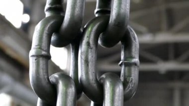 Vinç çelik zincir iner ve salla. Sağlam çelik zincir terk edilmiş bir binada. Çelik döküm vinç.