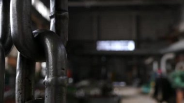 Vinç çelik zincir iner ve salla. Sağlam çelik zincir terk edilmiş bir binada. Çelik döküm vinç.