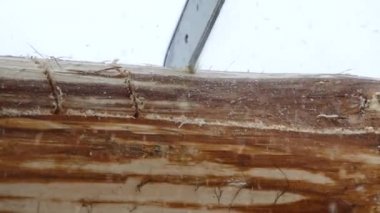 Testere günlüğü kesme. Bir günlük ev ahşap bir ev inşaatı.