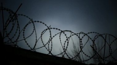 Dikenli tel çit. Gizli bir tesise kapalı topraklarında. Hapis veya hapis yerleri.