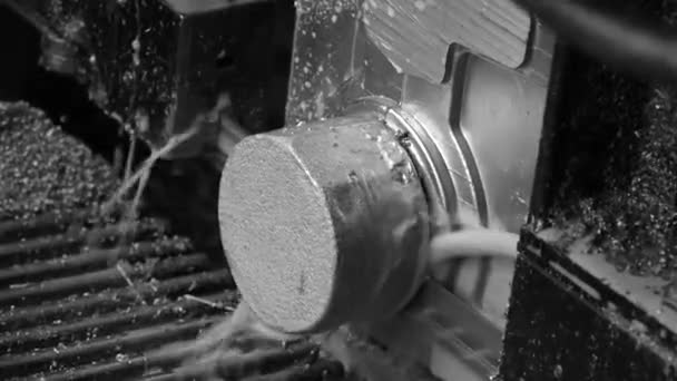 大型見たアルミ製品の加工 工場でアルミ ビレットの生産 マシンの背後にある鍵屋作品 — ストック動画