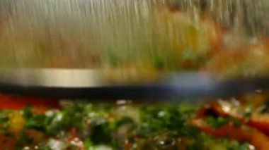 Yumurta ve kırmızı biber yemek bir tavada pişirilir. Güzel bir akşam yemeği yumurta yeşillik ve dolmalık biber..