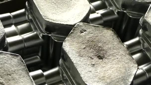 Aluminium billets lagras i fabriken i en behållare — Stockvideo