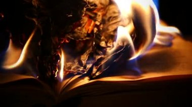Kitabın sayfalarında yanıyor. Kitap Arşiv yanıyor.