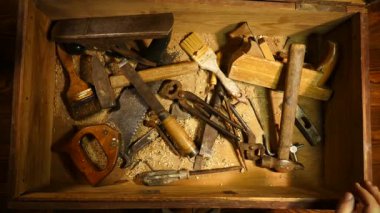 Eski El aracı bir. Retro aracı. Paslı pense, çekiç, dosya, gördüm. Eski ahşap araç kutusu..