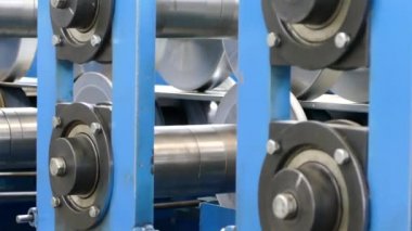 Konveyör milleri dönüyor. Fabrikada çelik ürünleri imalatı. Taşıyıcı çelik levha yayınları