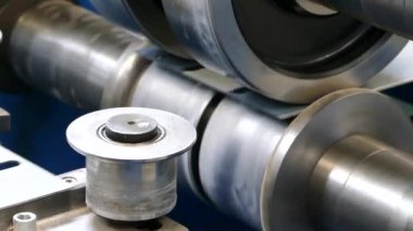 Konveyör milleri dönüyor. Fabrikada çelik ürünleri imalatı. Taşıyıcı çelik levha yayınları