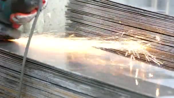 Een Persoon Werkt Met Een Grinder Bezuinigingen Stalen Structuren Fabriek — Stockvideo