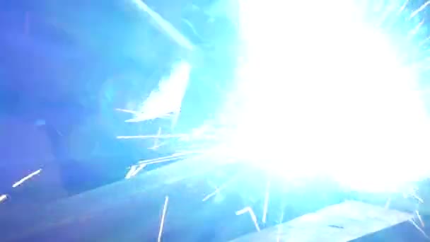 男は溶接機で動作します 溶接鋼構造物工場 美しい火花 — ストック動画