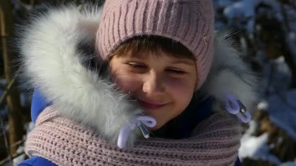 Hermosa Joven Sonriendo Una Chica Camina Invierno Juega Con Nieve — Vídeos de Stock