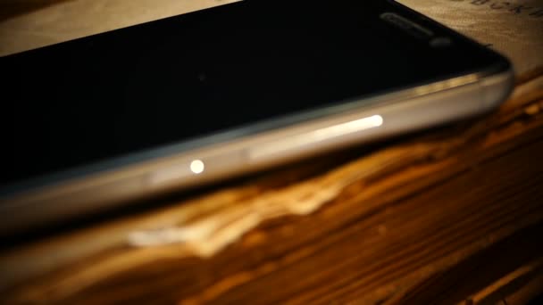 Livro Retrô Gadget Moderno Smartphone Elegante Repousa Livro Antigo Passado — Vídeo de Stock