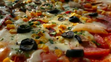 Bir kutu içinde pizza teslimi. Lezzetli sulu ve güzel pizza yuvarlak bıçakla kesilir. Aile mantar, zeytin, peynir ve domates pizza yiyor.