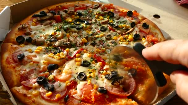 Lieferung Von Pizza Einer Schachtel Eine Leckere Saftige Und Schöne — Stockvideo