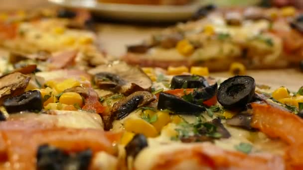 Доставка Піци Коробку Смачну Соковиту Красиву Піцу Вирізають Круглим Ножем — стокове відео
