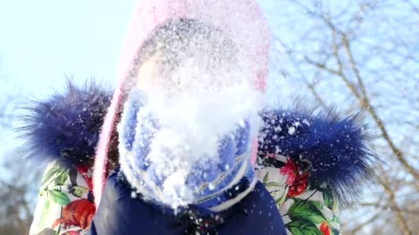 Flickan Blåser Fluffig Snö Från Händerna Ung Flicka Leker Och — Stockvideo