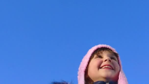 Kız Kabarık Kar Elleri Darbeler Genç Bir Kız Oynar Başını — Stok video