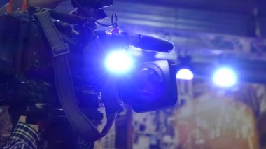 Profesyonel bir video kamera ile bir kameraman. Bir film çekim. Röportaj alır. Video konferans