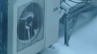 Klima dış birim güçlü frosts ve kar kar fırtınaları donuyor. Çok soğuk bir kış