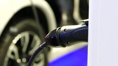 Elektrikli araba özel bir çıkış üzerinden elektrik şebeke üzerinden ücret uygulanır. Bağlayıcı bir elektrikli araba şarj için. Bir kişi onun elektrikli araba şarj. Fiş priz eklenir. Ulaşım ekolojik modu. Gelecekteki tec