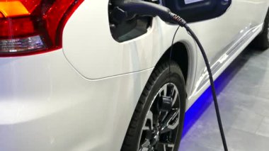 Elektrikli araba özel bir çıkış üzerinden elektrik şebeke üzerinden ücret uygulanır. Bağlayıcı bir elektrikli araba şarj için. Bir kişi onun elektrikli araba şarj. Fiş priz eklenir. Ulaşım ekolojik modu. Gelecekteki tec