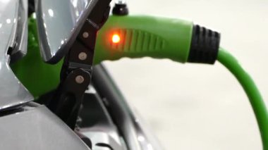 Elektrikli araba özel bir çıkış üzerinden elektrik şebeke üzerinden ücret uygulanır. Bağlayıcı bir elektrikli araba şarj için. Bir kişi onun elektrikli araba şarj. Fiş priz eklenir. Ulaşım ekolojik modu. Gelecekteki tec