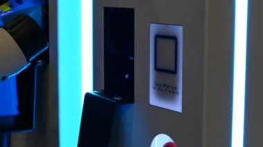 Elektrikli araba özel bir çıkış üzerinden elektrik şebeke üzerinden ücret uygulanır. Bağlayıcı bir elektrikli araba şarj için. Bir kişi onun elektrikli araba şarj. Fiş priz eklenir. Ulaşım ekolojik modu. Gelecekteki tec