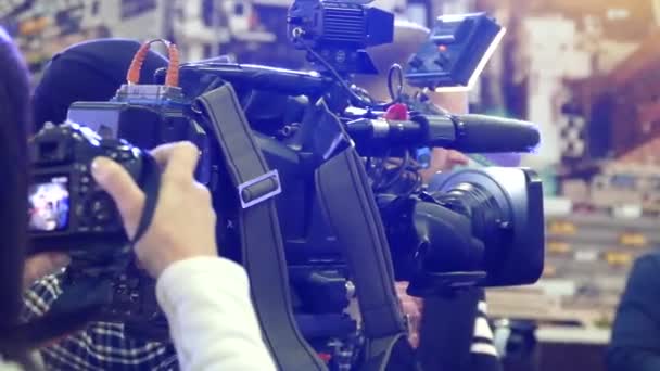 Kameraman Profesionální Video Kamerou Natáčení Filmu Sundej Rozhovor Videokonference — Stock video