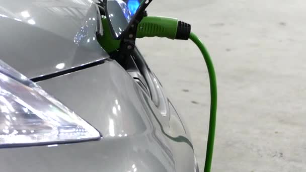 Das Elektroauto Wird Über Eine Spezielle Steckdose Aus Dem Stromnetz — Stockvideo