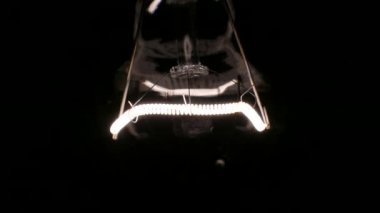 Akkor lamba ile tungsten filaman tel üzerinde wobbles. Işık yanıp söner nedeniyle fakir bir kişi. Elektrik enerjisi odaya kayboldu. Bir ampul ışığı. Ampul yakın çekim.