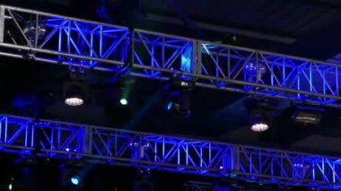 Projektör diskoda. Konser aşamada kurguları. Konserde Sahne Alanı'nın güzel ve renkli ışıklar. Sahne ışıkları ve duman.