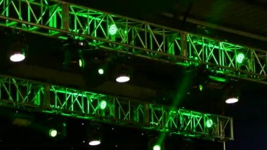 Projektör diskoda. Konser aşamada kurguları. Konserde Sahne Alanı'nın güzel ve renkli ışıklar. Sahne ışıkları ve duman.