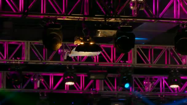 Spots Panic at the disco. Constructies van het werkgebied tijdens het concert. Mooie en kleurrijke verlichting van het werkgebied tijdens het concert. Fase lichten en rook. — Stockvideo