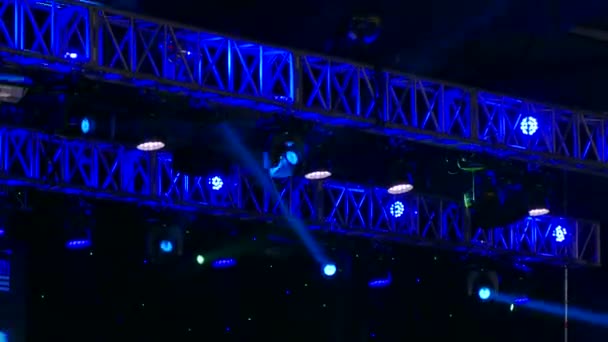 ディスコでスポット ライト。コンサートのステージの構造。コンサートのステージの美しい、カラフルなライト。舞台照明、煙. — ストック動画