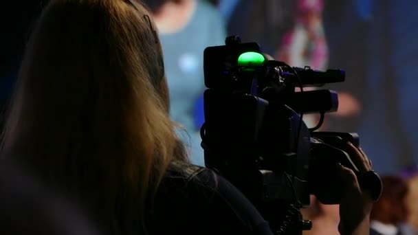 Mädchen Video Operator. Videographie der Aufführung auf der Bühne. Das Video wurde auf die große Leinwand übertragen. Live im Fernsehen. — Stockvideo