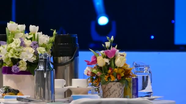 VIP-tafel op het concert. Ontbijtbuffet tabel. Bloemen op tafel voor lieve gasten — Stockvideo