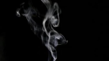 Siyah arka planda güzel gri duman. Sigara dumanı. Nargile dumanı. Duman türbülansı. Beyaz buhar yükseliyor