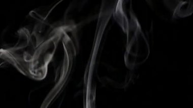 Siyah arka planda güzel gri duman. Sigara dumanı. Nargile dumanı. Duman türbülansı. Beyaz buhar yükseliyor