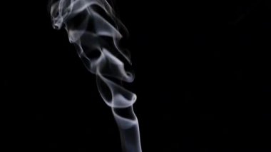 Siyah arka planda güzel gri duman. Sigara dumanı. Nargile dumanı. Duman türbülansı. Beyaz buhar yükseliyor