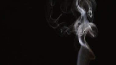 Siyah arka planda güzel gri duman. Sigara dumanı. Nargile dumanı. Duman türbülansı. Beyaz buhar yükseliyor