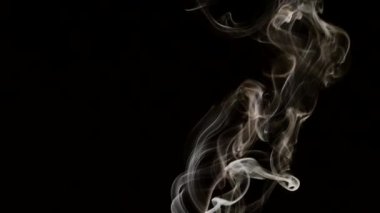 Siyah arka planda güzel gri duman. Sigara dumanı. Nargile dumanı. Duman türbülansı. Beyaz buhar yükseliyor