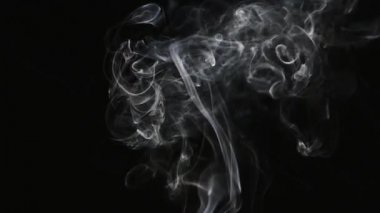 Güzel gri siyah bir arka plan üzerinde duman. Sigara dumanı. Nargile sigara. Türbülans duman. Beyaz buharı yükselir. Duman yavaş uçar.