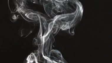 Güzel gri siyah bir arka plan üzerinde duman. Sigara dumanı. Nargile sigara. Türbülans duman. Beyaz buharı yükselir. Duman yavaş uçar.