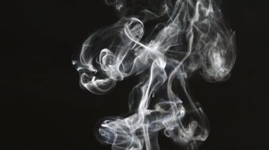 Güzel gri siyah bir arka plan üzerinde duman. Sigara dumanı. Nargile sigara. Türbülans duman. Beyaz buharı yükselir. Duman yavaş uçar.